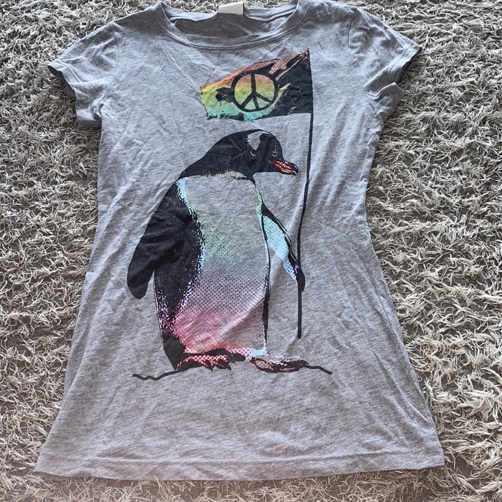 Jerry Leigh Graphic gray Penguin Peace T-Shirt